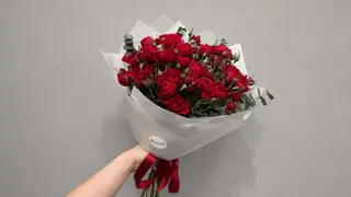 ბორდოსფერი სპრეი ვარდების თაიგული ევკალიპტით