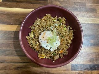 Yakimeshi con ternera y huevo