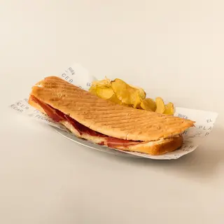 Bocadillo Paletilla Ibérica y Queso con Patatas Artesanales