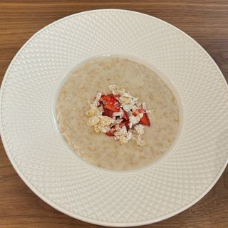 Овсяная каша с сезонными ягодами 