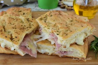 Pizza ripiena con prosciutto cotto e mozzarella