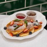 Панкейки с нутеллой, свежими ягодами и ягодным кули
