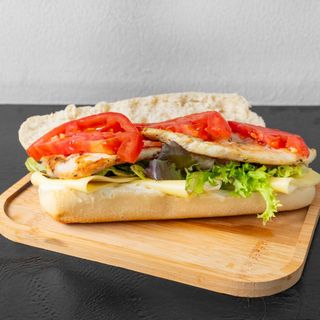 Pitufo pollo, queso, alioli, tomate y lechuga 