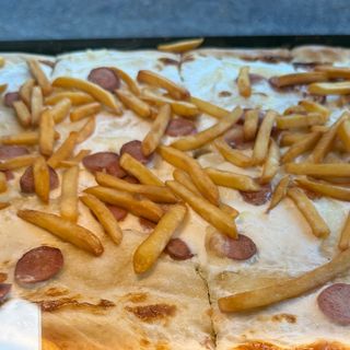 TRANCIO DI PIZZA WÜRSTEL E PATATINE 