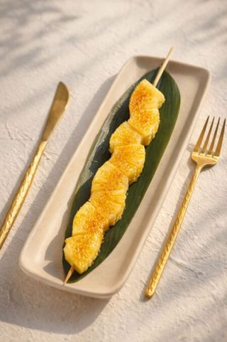 Brocheta de piña caramelizada