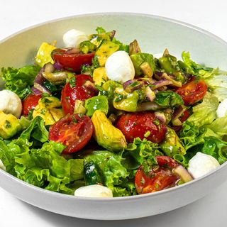 Салата с чери домати, авокадо и бейби моцарела 350 г