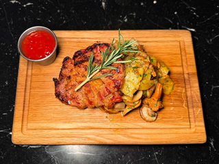 Свинина гриль зі смаженою картоплею та грибами (370г)