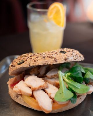 Panino con kebab/tagliata di pollo e pomodoro