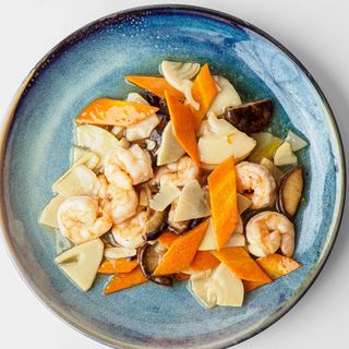 Gambas con setas chinas y bambú