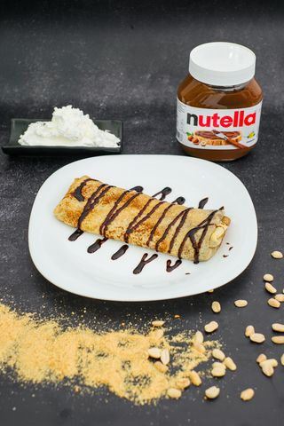 Palačinka sa Nutellom, plazmom, lešnikom i šlagom