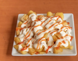 Patatas con carne y salsa