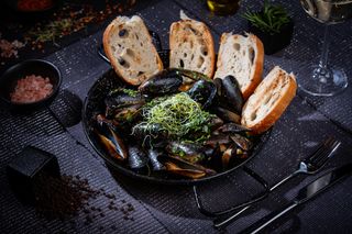 Scoici în sos de vin alb