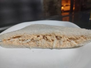 Sándwich De Pasta De Pollo Y Queso Semi