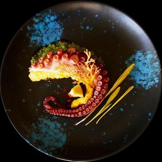 Pulpo Con Hummus De Pimiento Asado