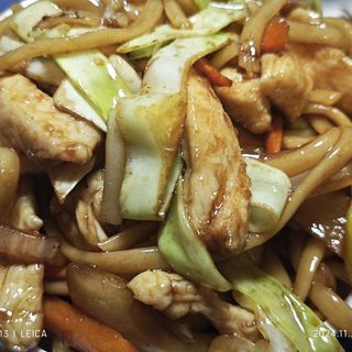 Tallarines Fritos Con Pollo