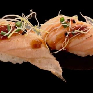 160 - Nigiri Salmón Flambeado (2Pzs)