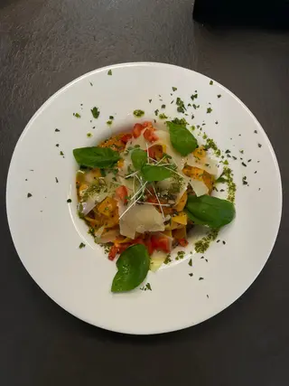Paste de casă cu pui/ creveți în sos de unt & ierburi aromatice