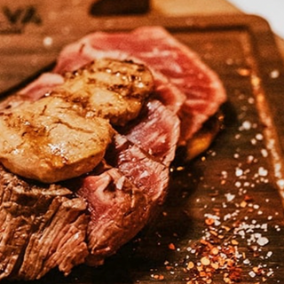 Solomillo De Vaca Gallega Con Foie De Oca Y Manzana Caramelizada y patatas fritas