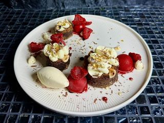 Брауні з вишневим сорбетом та пломбіром