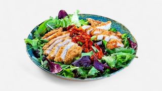 Salată cu pui crocant