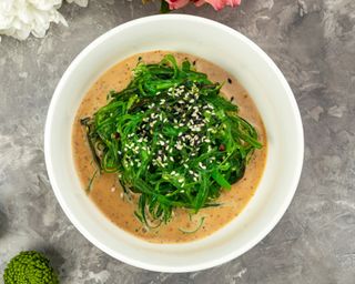 Салат Чука з горіховим соусом 