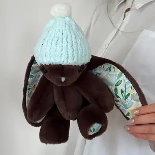 Іграшка Кролик кавовий з бірюзовою шапкою