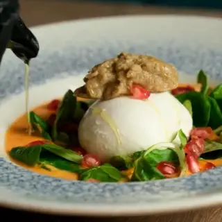Burratina en espejo de salmorejo