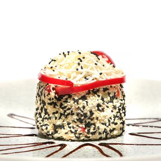 ქათმის საფირმო სალათი სეზამითა და პარმეზანით