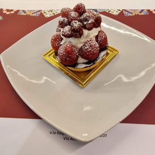 Crostatina monoporzione panna e frutta.