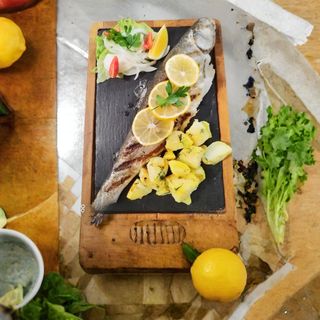 Пастърва с гарнитура сотирани картофи