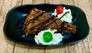 Tarta de Chocolate con Avellanas  y Helado Vainilla