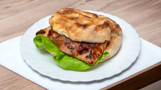 Punjeni batak u lepinji