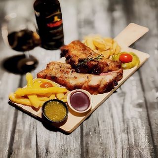 გამომცხვარი ღორის ნეკნი ღვინის სოუსით