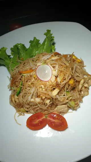 960. Spaghetti di riso con carne e verdure