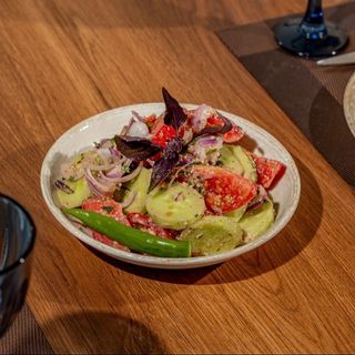 კიტრი პომიდორი ნიგვზით