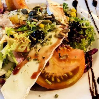 Ensalada Flor De Queso Brie
