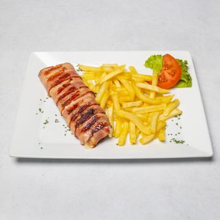 Punjena vješalica u slanini sa pomfritom