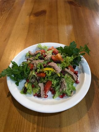 Салат з телятини та квасолі з горіховою пастою (200г)