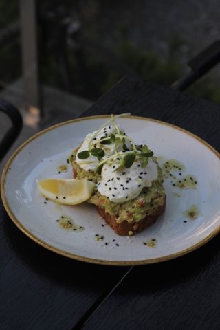 Гуакамоле тост з яйцем пашот