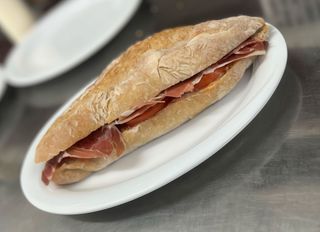 Bocadillo de jamón y tomate