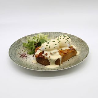 BENEDICT CU BACON ȘI CHEDDAR