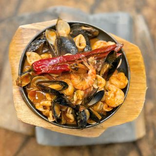 Tigaie picanta cu fructe de mare