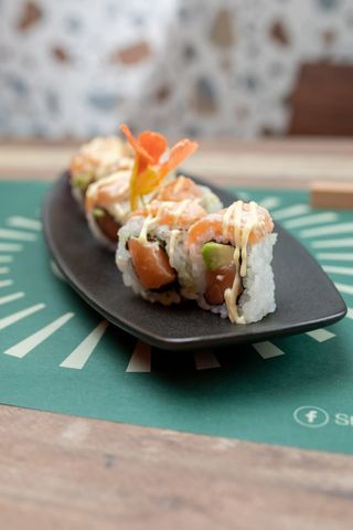 Salmon flambè roll - 8 pezzi