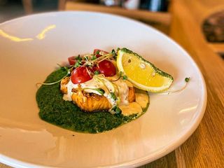 ФІЛЕ ЛОСОСЯ НА ШПИНАТН ПОДУШЦІ (270g)