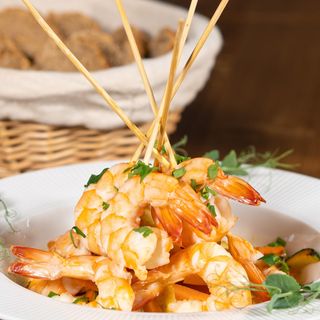 Creveți cu sos de cocos, legume coapte și pâine integrală (fară lactoză)