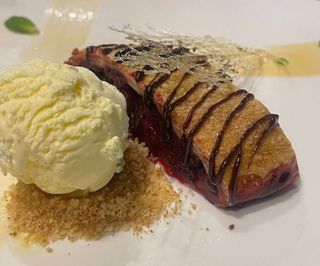 Віденський штрудель з вишнею та морозивом