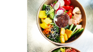 Poke Bowls Teryiaki z Łososiem i