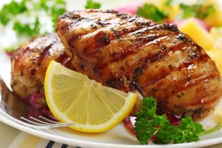 Пилешко филе върху канапе от зеленчуци на BBQ (400г)