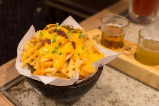 Patatas bañadas en salsa de queso cheddar