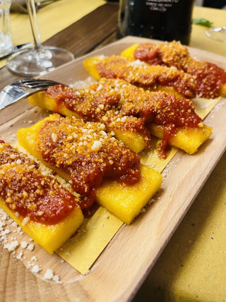 Polenta fritta con sugo all'amatriciana